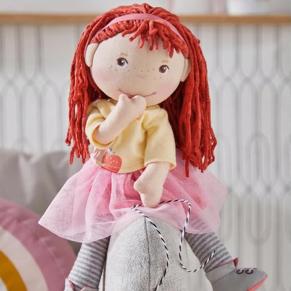 HABA Puppe AVA – Stoffpuppe für Kinder ab 18 Monaten, 30 cm, weicher Körper & pflegeleicht, Gesicht gestickt, Kleidung mit Klettverschluss – 1307196001