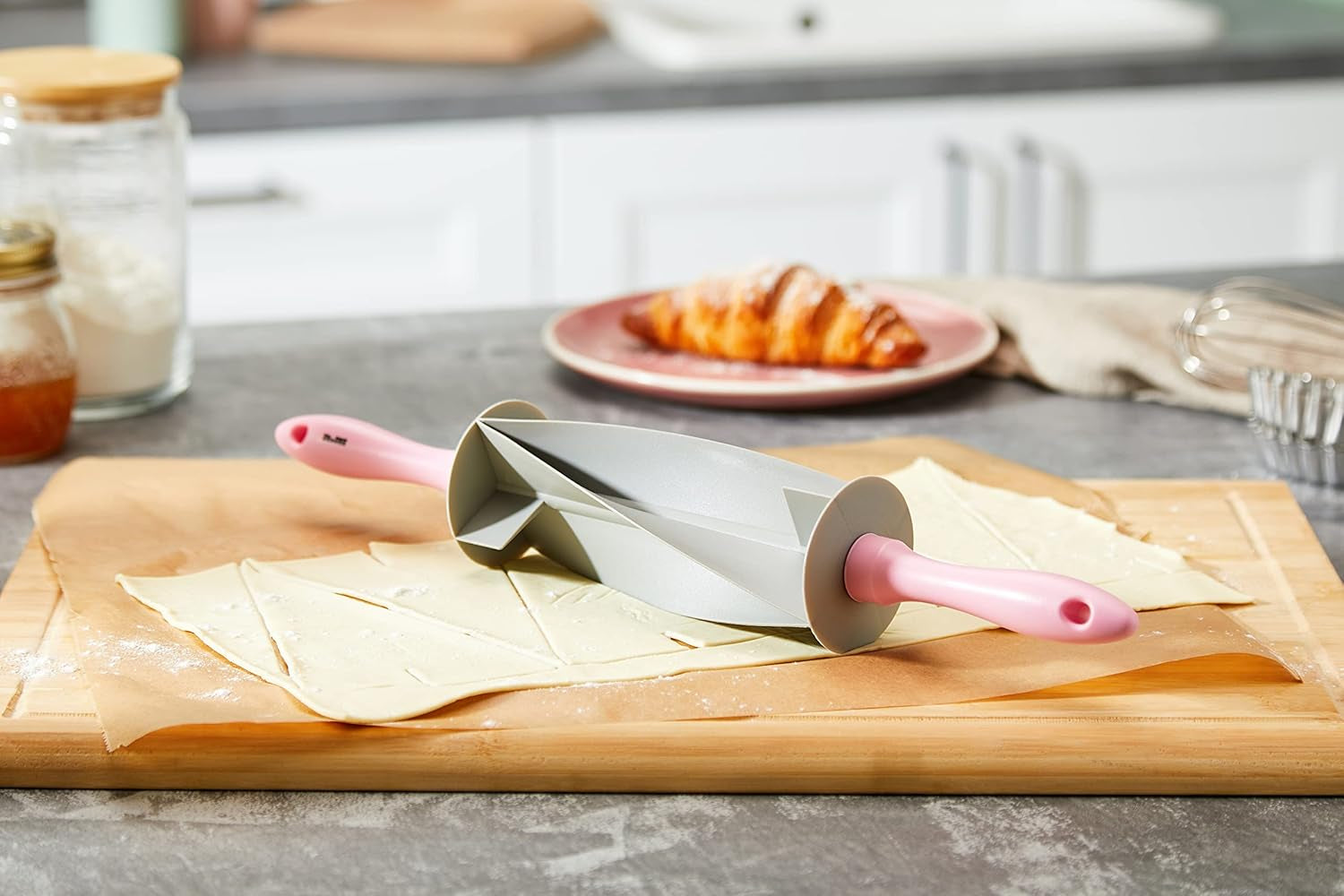RODILLO CORTADOR DE Croissant, Plástico, gris/rosa, 18 x 18 x 10 cm