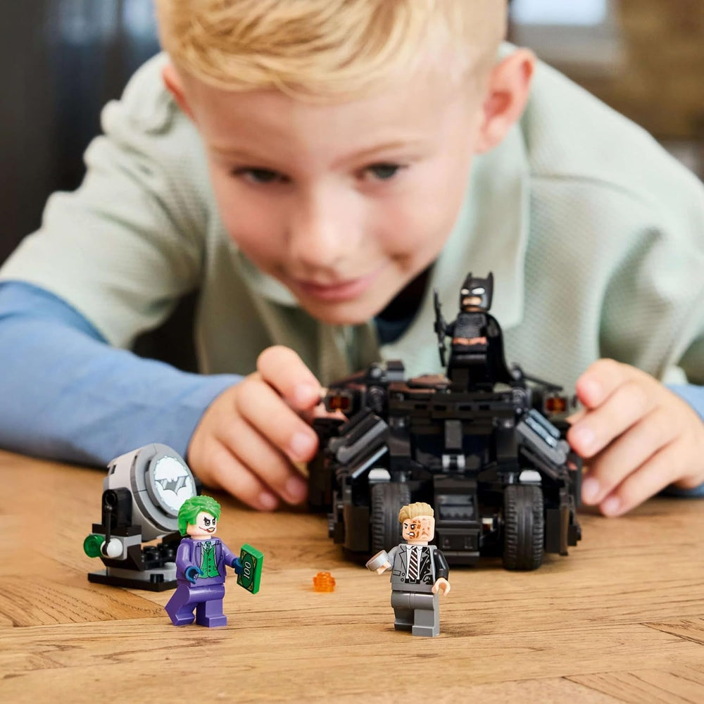 LEGO DC Batman: Batman Tumbler Vs. Two-Face & Joker - Jucărie de supererou cu Batmobile Car - Playset cu minifigurine - Cadou pentru băieți și fete de la 8 ani 76303 Seturi de constructie Besuche den LEGO-Store