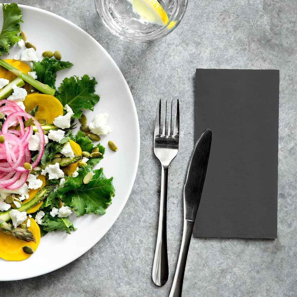 Tork 477851 Șervețele de prânz negre 1/8 pliate / Șervețele de hârtie prepliate din 2 straturi pentru gustări sau mâncăruri mici / Calitate avansată / 10 X 200 (2000) șervețele / 32,6 X 33 Cm (L X l)