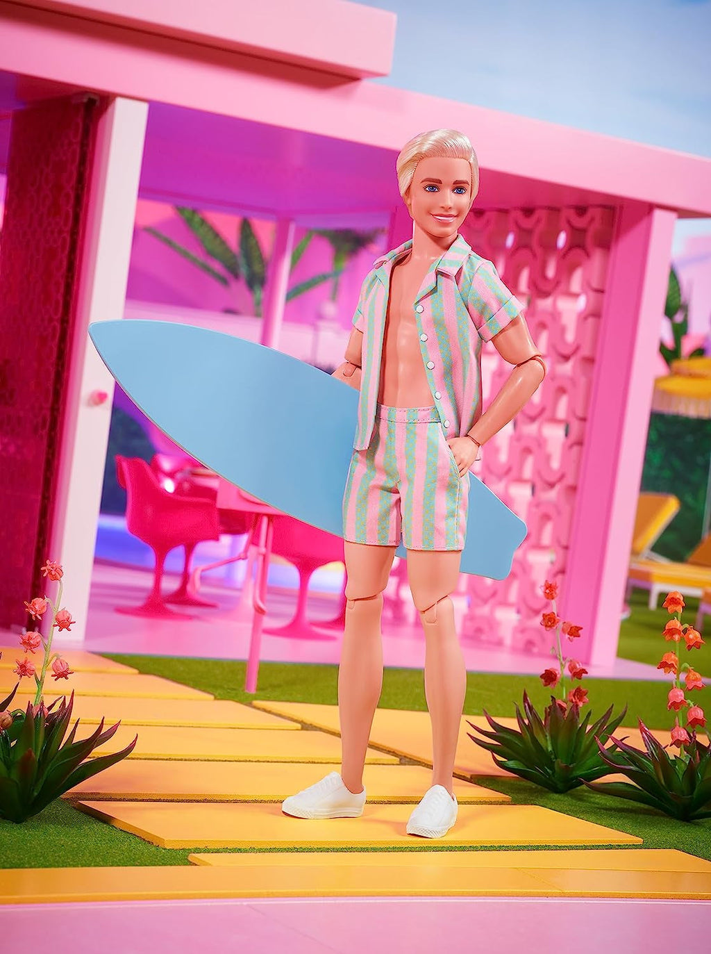 Barbie the Movie - Doll Movies Fans, Ken Doll, păpușă de colecție cu placă de surf și adidași, corp mobil, păr blond platinat, potrivită ca cadou pentru copii de la 3 ani, HPJ97 Papusi Naty Shop