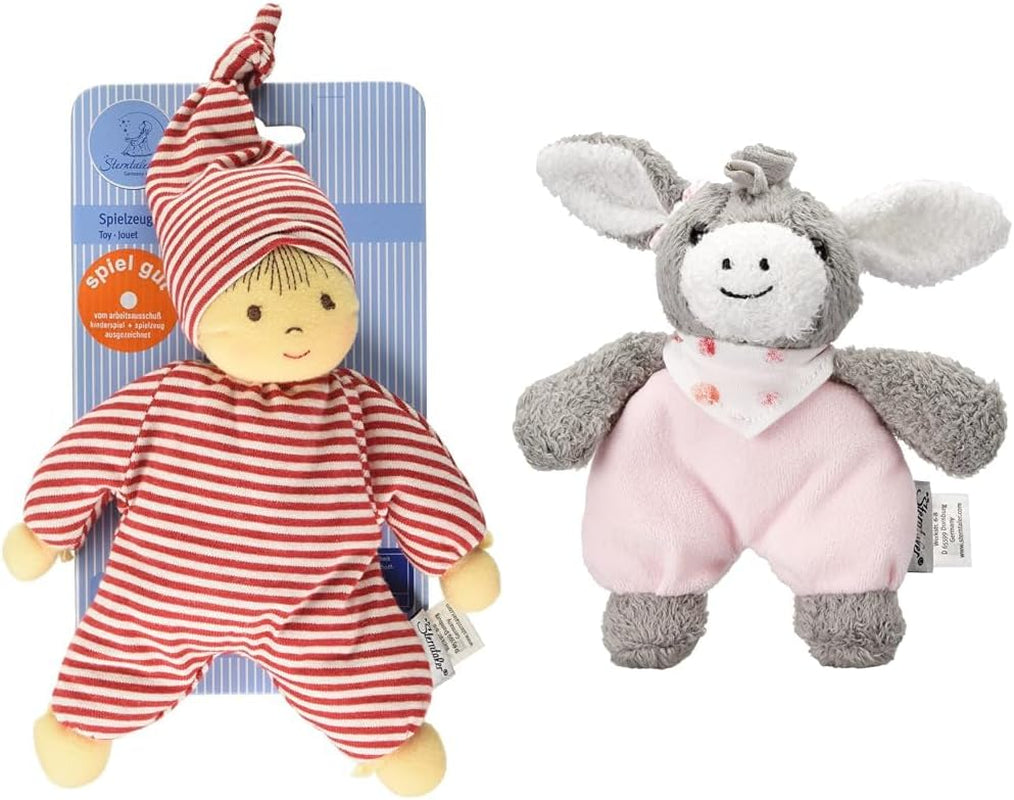Sterntaler 3015034 Păpușă de joacă Heiko, zornăitor integrat, vârstă: pentru bebeluși de la naștere, 23 cm, roșu/alb | 1 pachet Jucarii Bebe Naty Shop Pachet cu 3051838 Emmi Girl Păpușă de joacă Heiko
