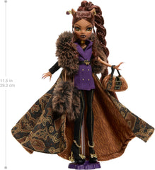 Păpușa Monster High, figurină de colecție Clawdeen Wolf Casa Lupilor cu haină jacquard din blană artificială, rochie sacou mov, pantaloni și accesorii aurii, JDR66
