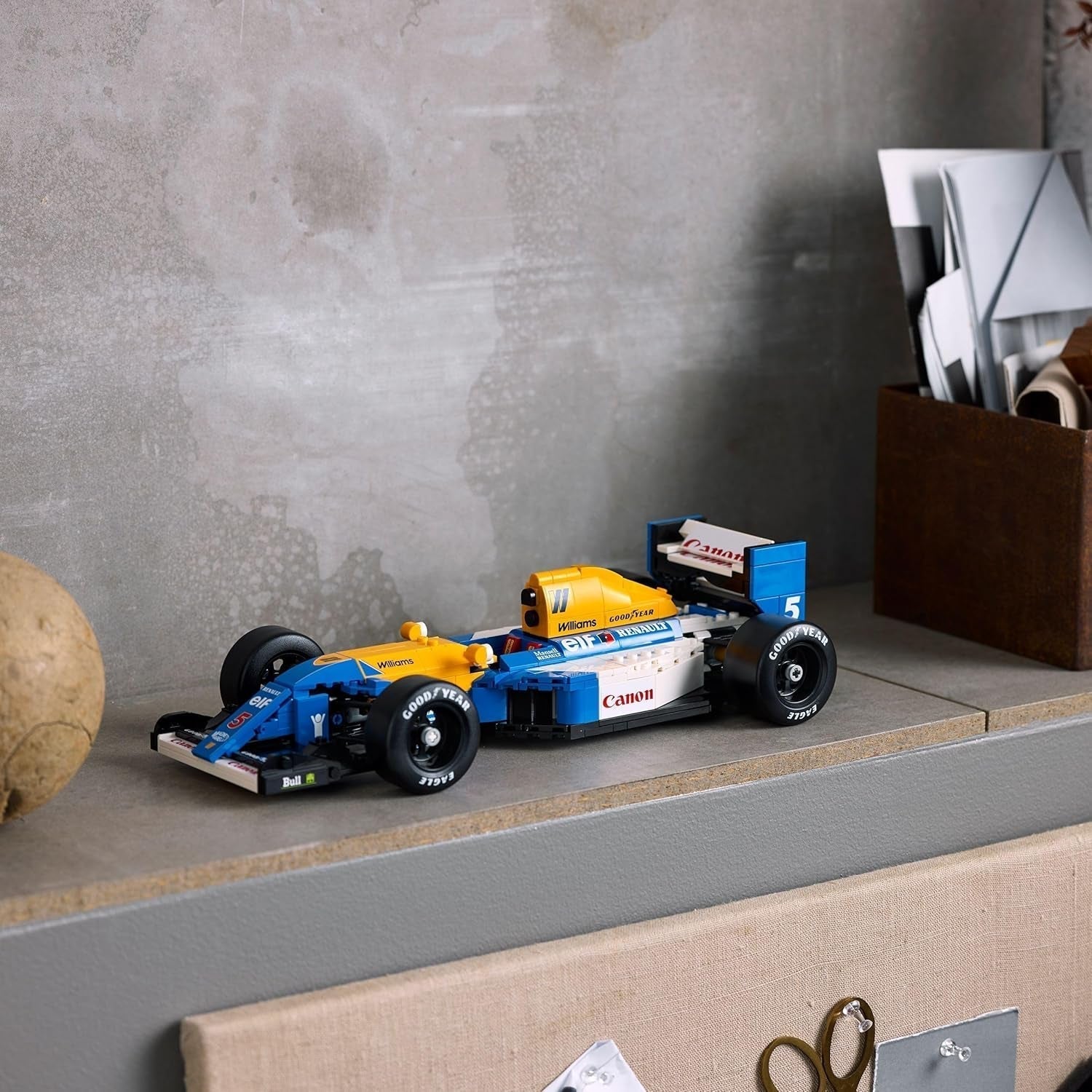 LEGO Icons Williams Racing FW14B con Nigel Mansell - Set de modelo de auto F1 con minifiguras de pilotos de carreras para coleccionar - Decoración de escritorio con soporte - Regalo para adultos y adolescentes fanáticos de los deportes de motor 10353 Juegos de construcción Besuche den LEGO-Store