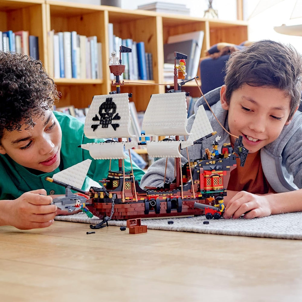 LEGO Creator Juego de Barco Pirata 3 en 1, Juguete con 3 Opciones de Construcción, Construye una Taberna Pirata o una Isla Pirata Calavera, Incluye 3 Minifiguras de Aventuras de Juego de Roles 31109 Juegos de Construcción Besuche den LEGO-Store