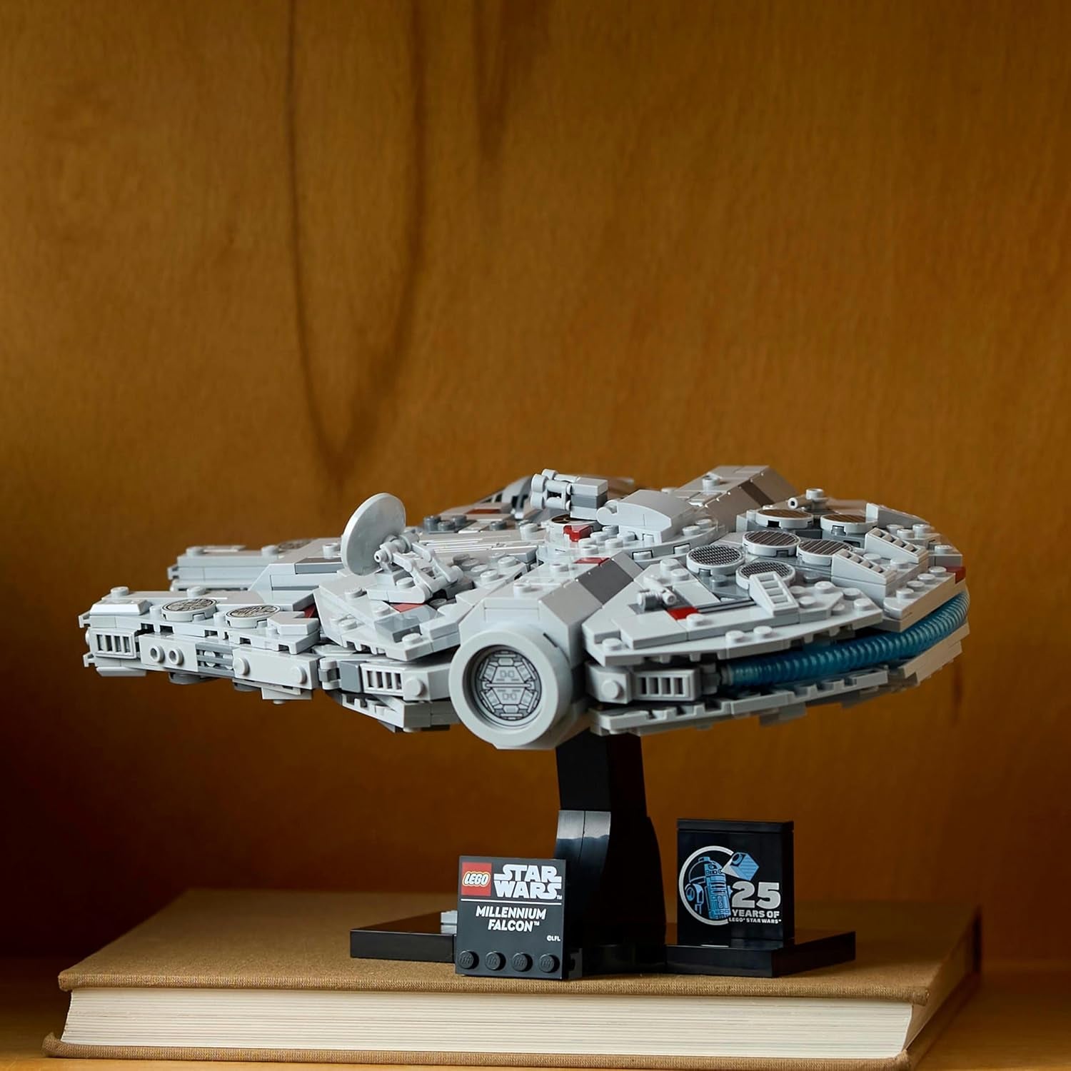 LEGO Star Wars Set del 25º Aniversario del Halcón Milenario para adultos Barco para construir Kit de modelo de nave espacial coleccionable Una Nueva Esperanza Regalos para hombres y mujeres 75375 Juegos de construcción Besuche den LEGO-Store