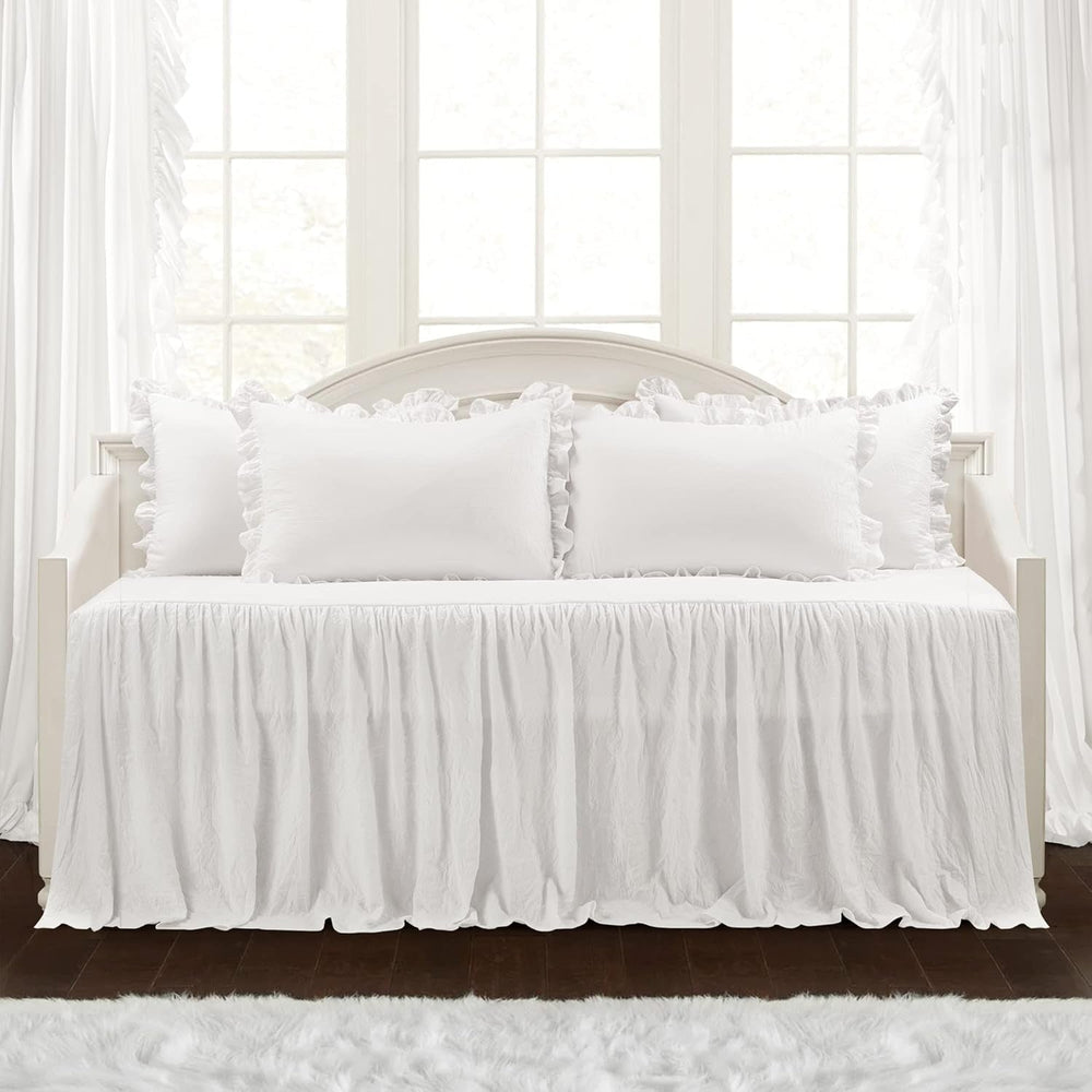 Set de cuvertură de pat Lush Decor cu fustă Ruffle, 3 piese, set de lenjerie de pat Farmhouse de lux, elegant, fermecător detaliu Ruffle, stil atemporal și design clasic, moale și ușor, dimensiune King, Paturi si Cuverturi Lush Decor Alb (pat de zi twin)