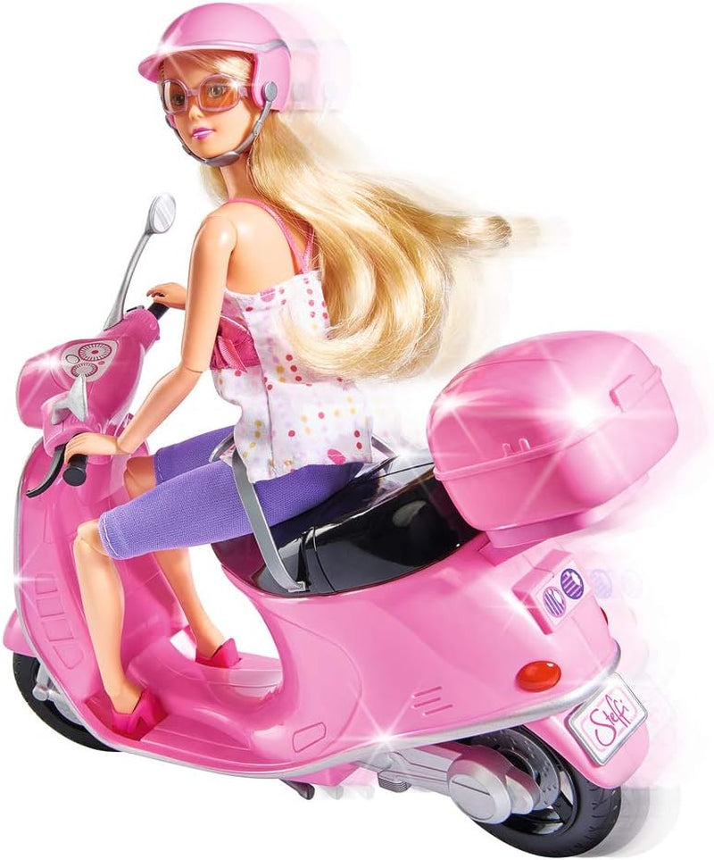 Simba 105730282 - Steffi Love Chic City Trotinetă, Steffi cu trotinetă roz, cu cască și compartiment pentru cască, păpușă de modă, 29 cm, pentru copii cu vârsta de la 3 ani în sus