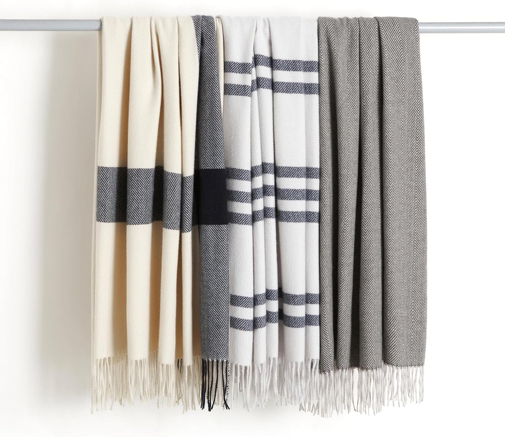 Amazon Basics Manta ligera de poliéster reciclado, manta acogedora para decoración de habitaciones, 127 x 152 cm, blanco marfil con estampado azul Camas y mantas a cuadros Besuche den Amazon Basics-Store