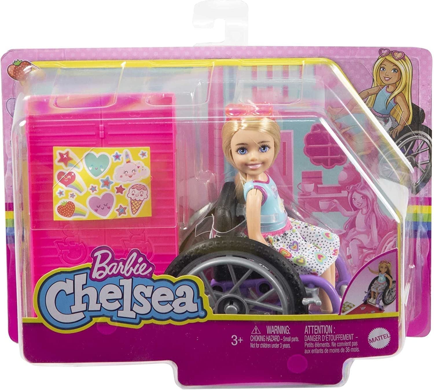 Barbie Chelsea Series, Fashionista Chelsea Doll cu păr blond, rochie, ochelari de soare, scaun cu rotile și rampă, autocolante, cadou pentru copii, jucării de la 3 ani, Hgp29 Papusi Naty Shop