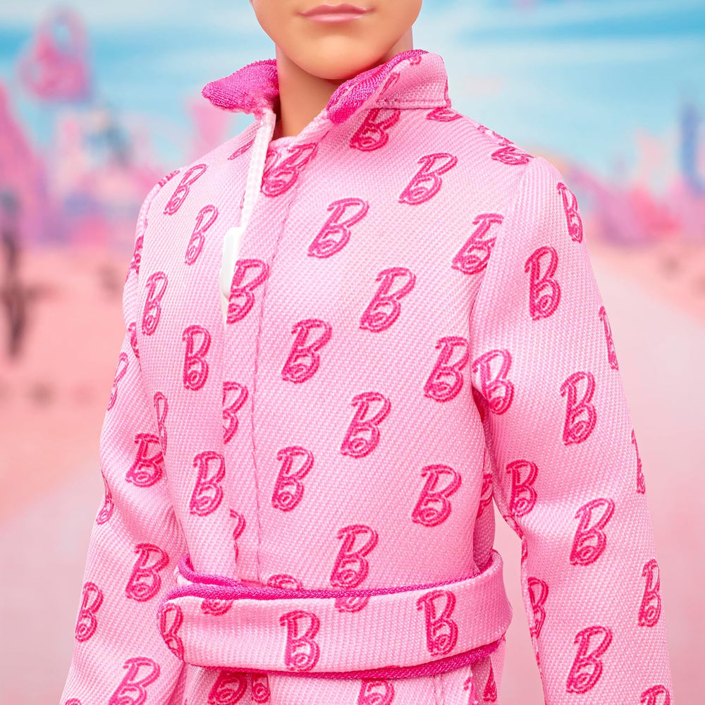 Barbie The Movie - Ken-Sammelpuppe, Ryan Gosling als Ken in rosafarbenem Overall mit „B“-Aufdruck, weißen Sneakern und bunten Inlineskates, JCP80