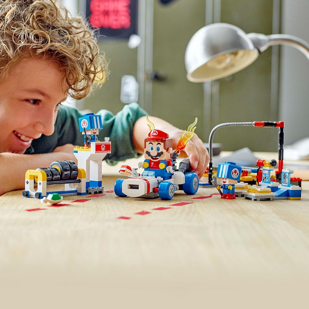 LEGO Super Mario: Mario Kart - Set de garaje de Toad, juguete mecánico de Nintendo con 2 figuras del personaje de Toad azul para juego independiente, regalo de cumpleaños para niños, niñas y jugadores a partir de 8 años 72035