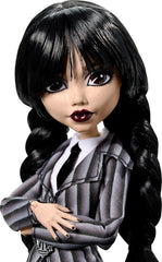 Monster High Wednesday Puppe und Accessoires, Wednesday Addams Sammelfigur in Nevermore Academy Uniform mit Eiskaltem Händchen und Rucksack, Puppenständer, HXJ04