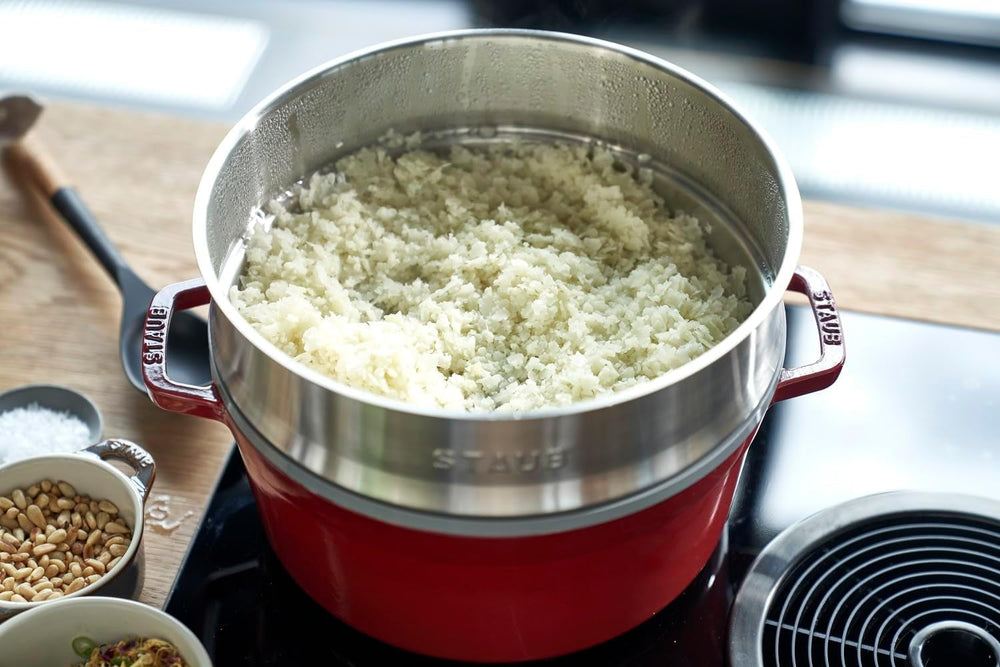 STAUB Gusseisen Bräter/Cocotte, Mit Dämpfeinsatz Aus Edelstahl, Rund 26 Cm, 5,2 L, Aromaregen Funktion Für Optimale Befeuchtung, Für Alle Herdarten Inkl. Induktion & Backofen, Kirschrot, Rot Moldes y bandejas para repostería Naty Shop