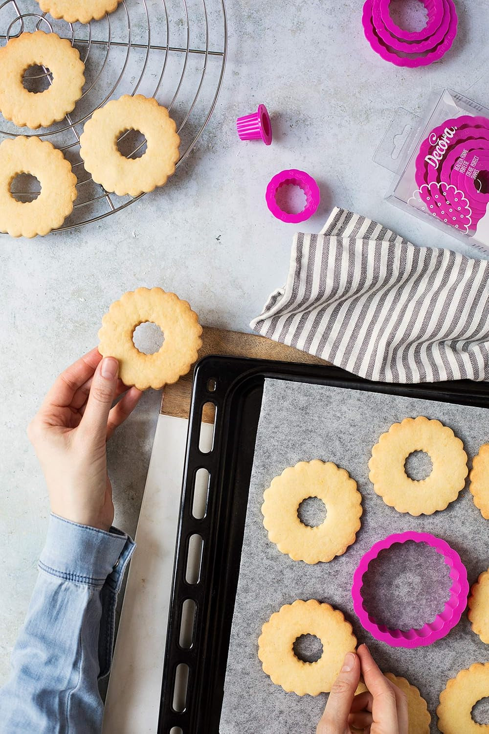 0255301 Set forme de biscuiți, rotunde-ondulate, 6 piese, 1,5/2,5/3,5/5/6,5/8 cm