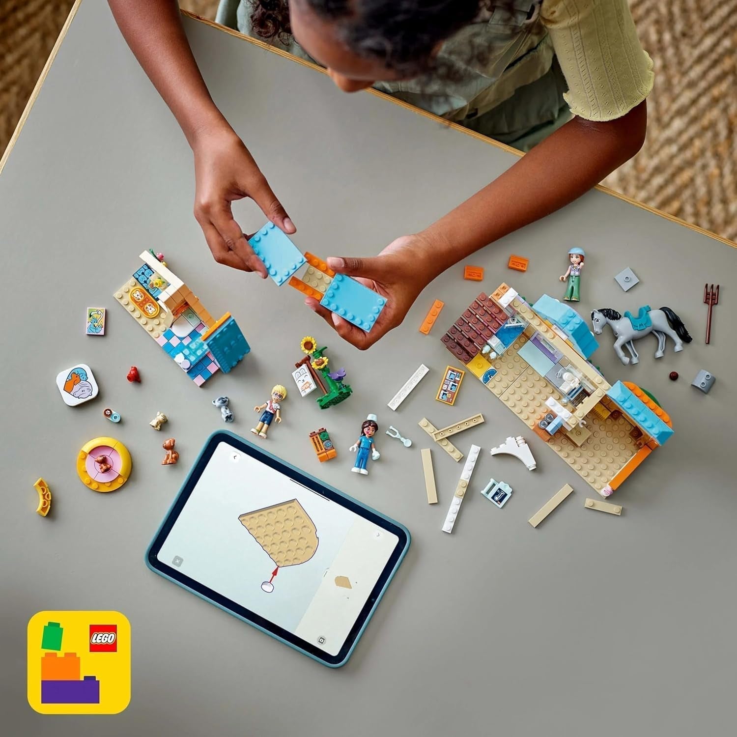 LEGO Friends Gabinete veterinario para caballos y mascotas, set de construcción y juego para juegos de rol imaginativos con 3 minifiguras y 5 figuras de animales, idea de regalo para niñas de 7 años 42651 Juegos de construcción Besuche den LEGO-Store
