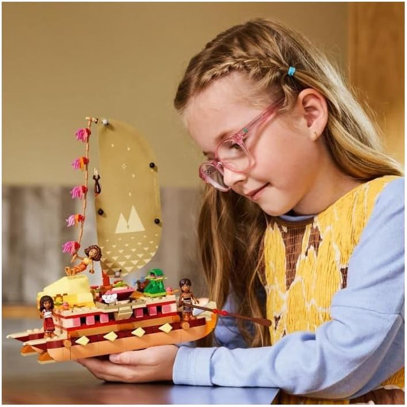 LEGO Ç€ Disney Moana 2: Balsa de aventuras de Moana - Barco de juguete con velas, cubierta extraíble, fogata y 3 minimuñecas, incluidas Loto y Moni - Regalo para niñas mayores de 6 años y fans - 43270 Juegos de construcción Beuche den LEGO-Store