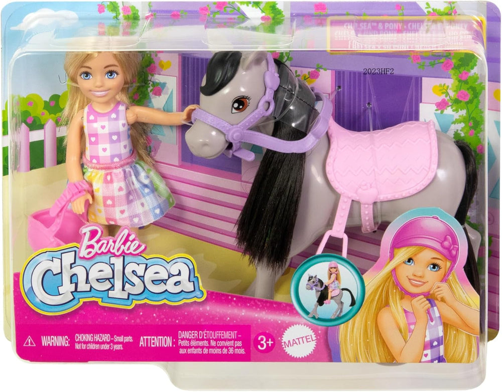 Barbie Chelsea y Pony y ponis - Paseo durante el juego para sentarse con seguridad en el caballo, silla y postes rosas, incluye casco y lindo vestido a cuadros, a partir de 3 años, HTK29 Naty Shop Dolls