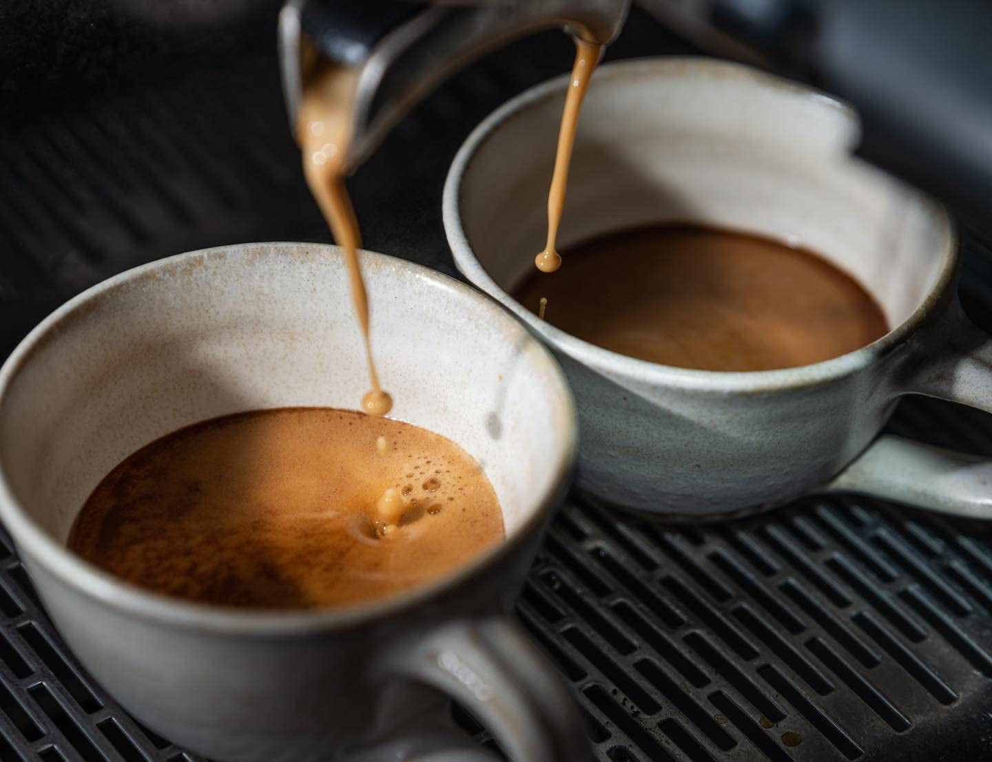 Espresso Nr. 5 - Amestec Arabica de la coffee858 (320g). Amestec pur de Arabica din Brazilia 45%, Honduras 20%, Guatemala 20% și Etiopia 15%.