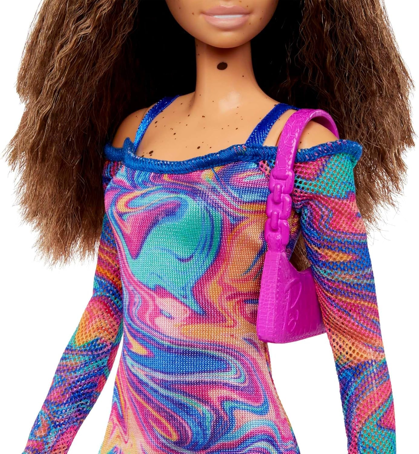 Păpușa Barbie Fashionistas nr. 206 - Păr ondulat și pistrui - Rochie modernă cu marmură curcubeu, geantă de umăr și pantofi verzi - pentru copii cu vârsta de 3 ani și peste, HJT03