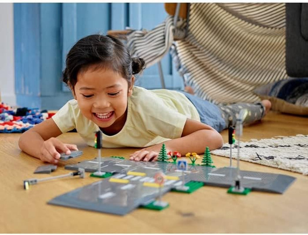 LEGO City Juego de construcción Intersección de carreteras con semáforos con ladrillos que brillan en la oscuridad 60304 Juegos de construcción Besuche den LEGO-Store