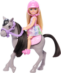 Barbie Chelsea y Pony, muñeca y ponis: paseo durante el juego para sentarse con seguridad en el caballo, silla y postes rosas, incluye casco y lindo vestido a cuadros, a partir de 3 años, HTK29 Naty Shop Dolls Título predeterminado