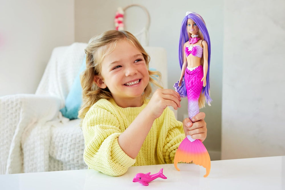 Păpușa Sirenă BARBIE - Inspirată din serialul TV „Barbie: O magie ascunsă”, cu efect de schimbare a culorii și accesorii, păr roz lung de 19 cm pentru coafat, pentru copii cu vârsta de 3 ani și peste, HRP97