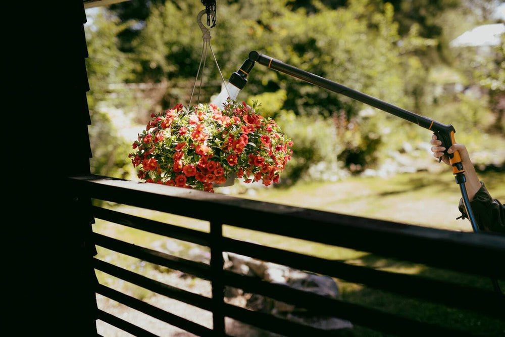 Furtun de grădină Fiskars S, Solid, Furtun de apă pentru udare manuală, 13 mm (1/2"), Lungime: 15 m, Racord universal, Protecție UV, Protecție la îngheț, Rezistent la răsucire, Albastru, 1076049