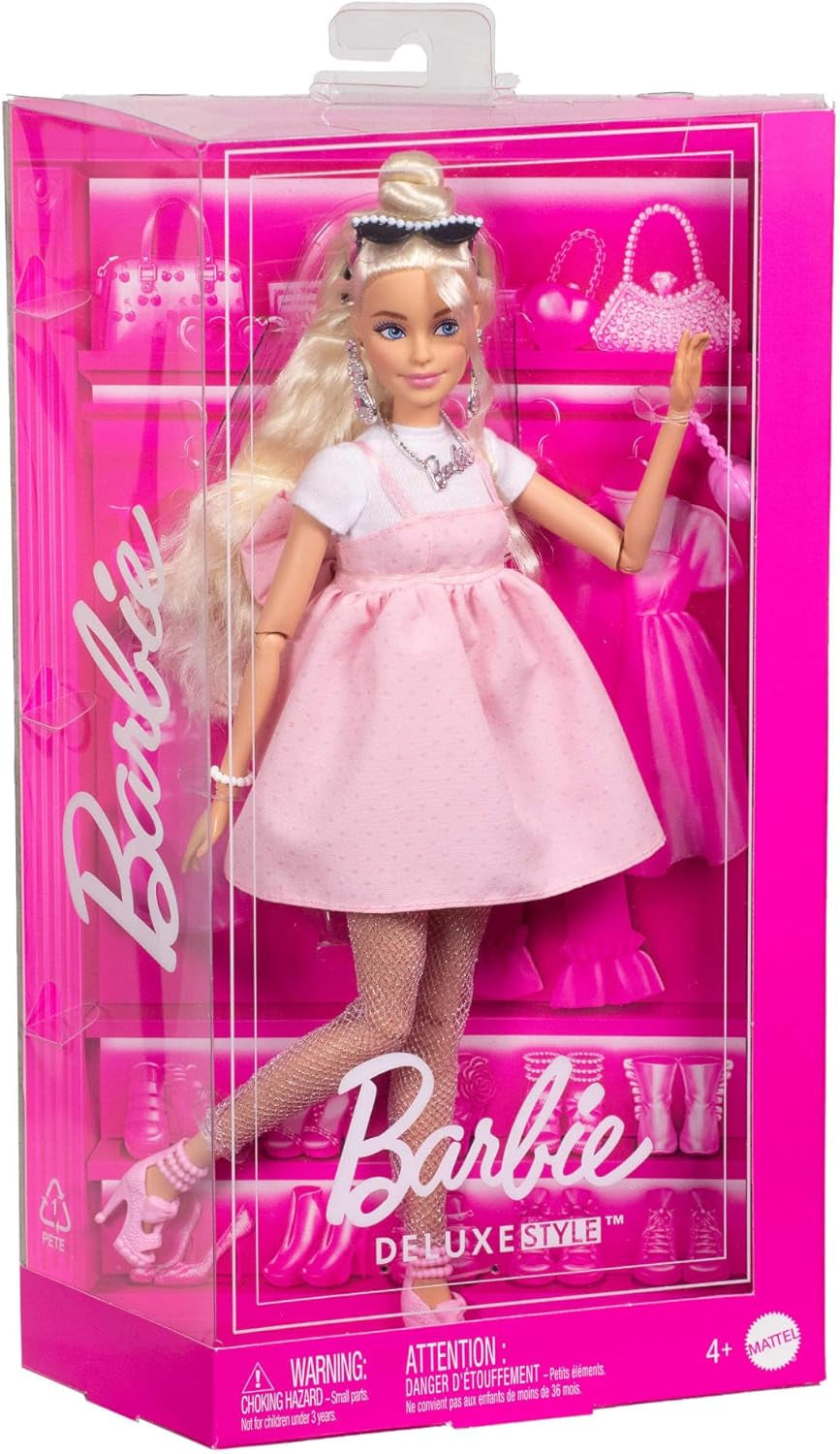 Păpușa Barbie Deluxe Style nr. 3 cu ținută Barbiecore, păr blond prins într-un coc înalt, rochie roz pastel cu fundă supradimensionată și accesorii precum colanți plasă, HYV27