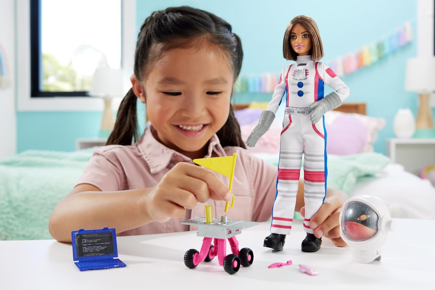 Muñeca Barbie 65 Aniversario y 10 Accesorios, Set Muñeca Morena Astronauta, Rover con Ruedas, Casco Espacial con Visera Personalizable y Más, HRG45 Naty Shop Muñecas