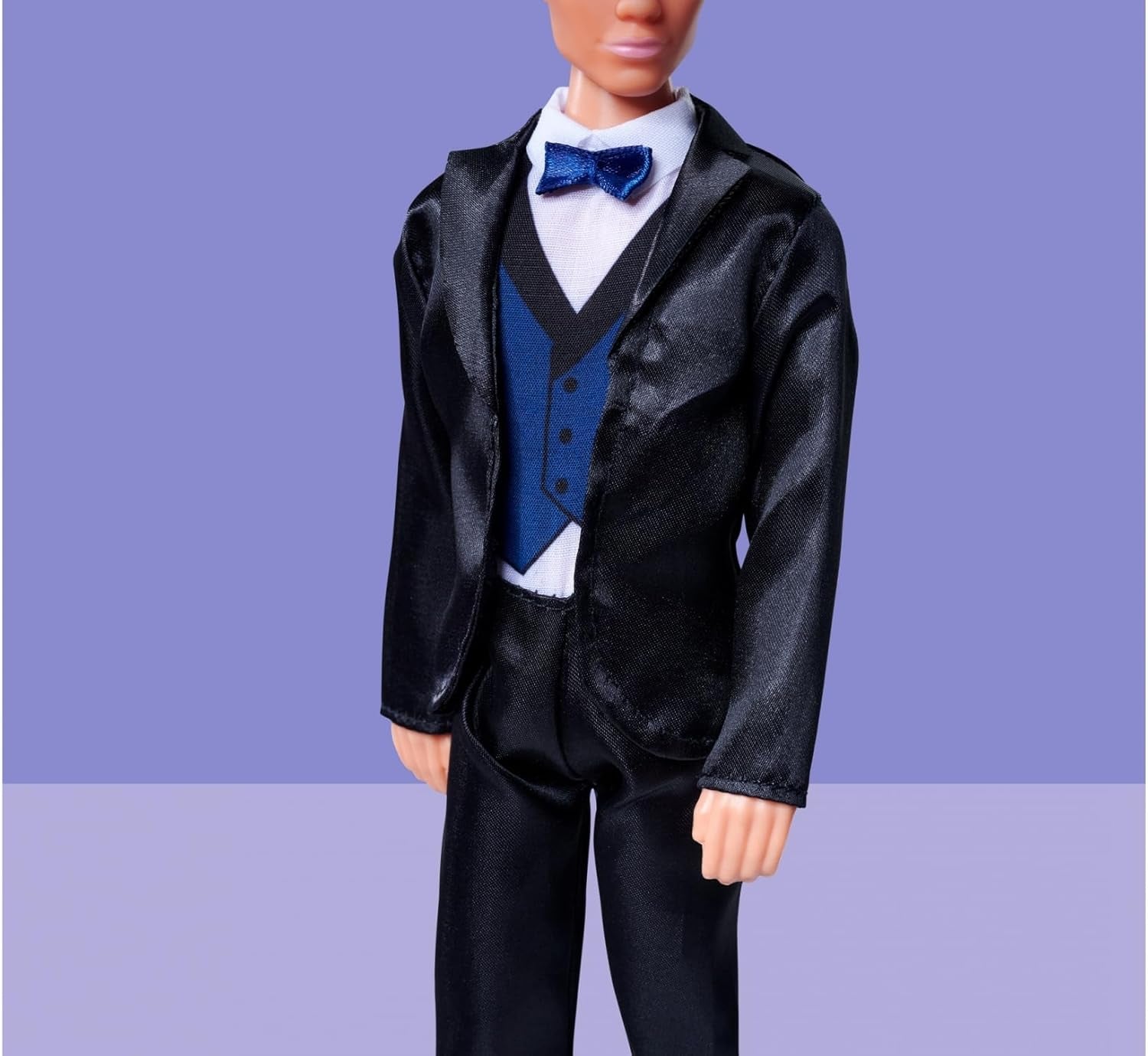 Simba 105733629 - Steffi Love Kevin Encantadora muñeca con traje elegante, pajarita y chaleco, 30 cm, a partir de 3 años, muñecas Naty Shop