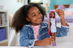 Păpușă Barbie, păr distractiv și elegant, cu păr negru extra lung și colorat și rochie roz strălucitoare, 10 accesorii de coafat și modă, JDC86