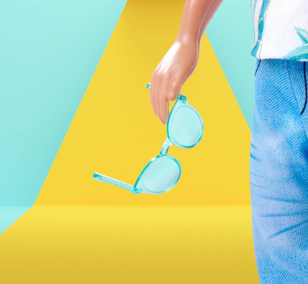 Simba Steffi Love Kevin, o păpușă purtând un top cu imprimeu de palmieri și blugi cool, inclusiv ochelari de soare, 30 cm, vârste 3+