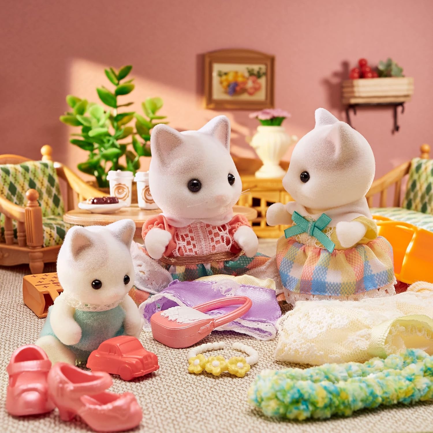 Sylvanian Families - 5738 Familia Pisicilor de Lăpte - Figurine pentru casă de păpuși