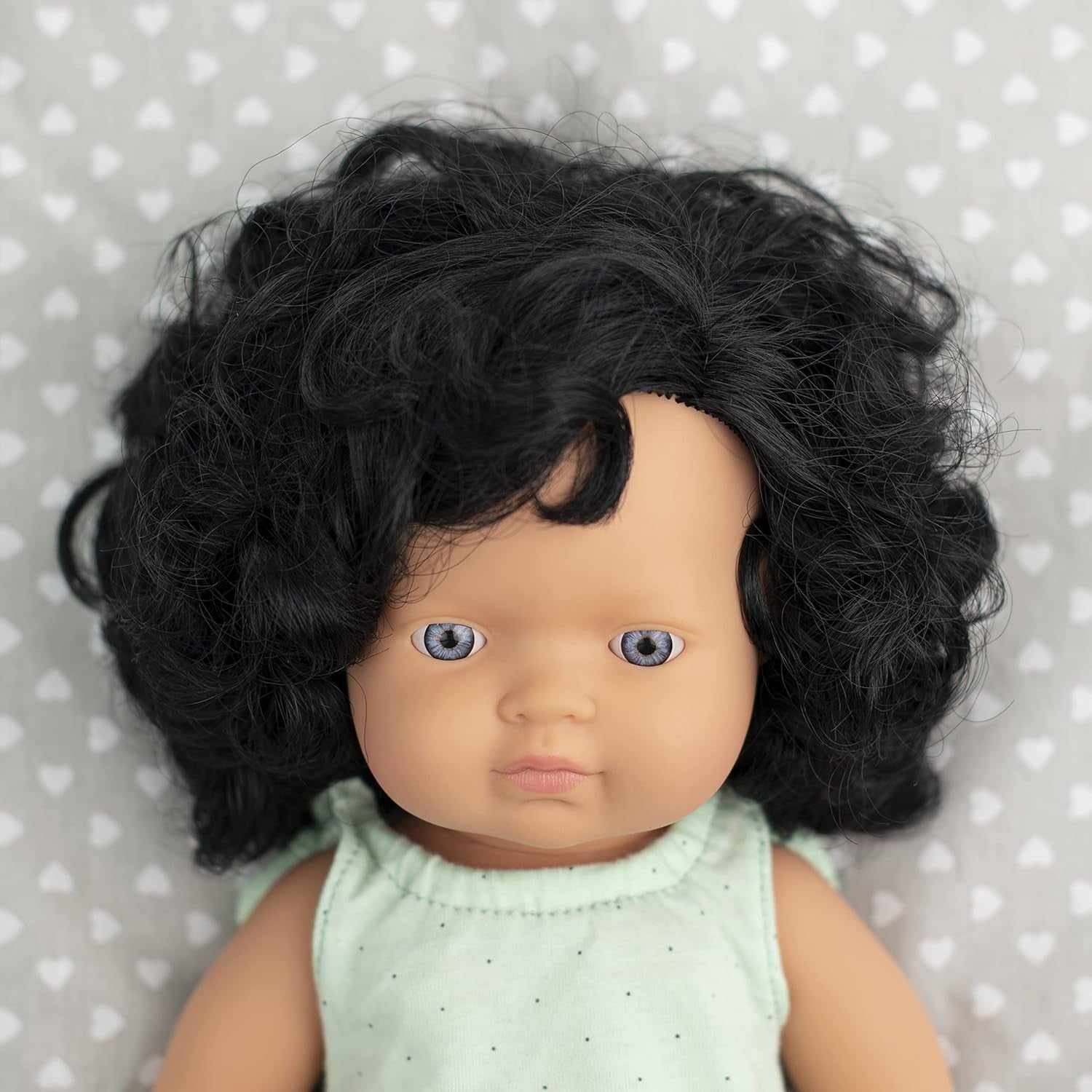 Muñecas Miniland: europäische Babypuppe Mädchen mit schwarzen Locken, 38cm, aus weichem Vinyl, en Tüte transparente. (31232)