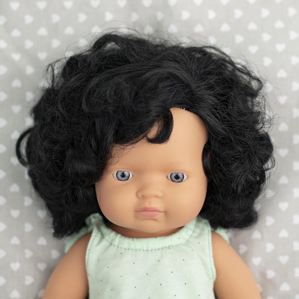 Muñecas Miniland: europäische Babypuppe Mädchen mit schwarzen Locken, 38cm, aus weichem Vinyl, en Tüte transparente. (31232)