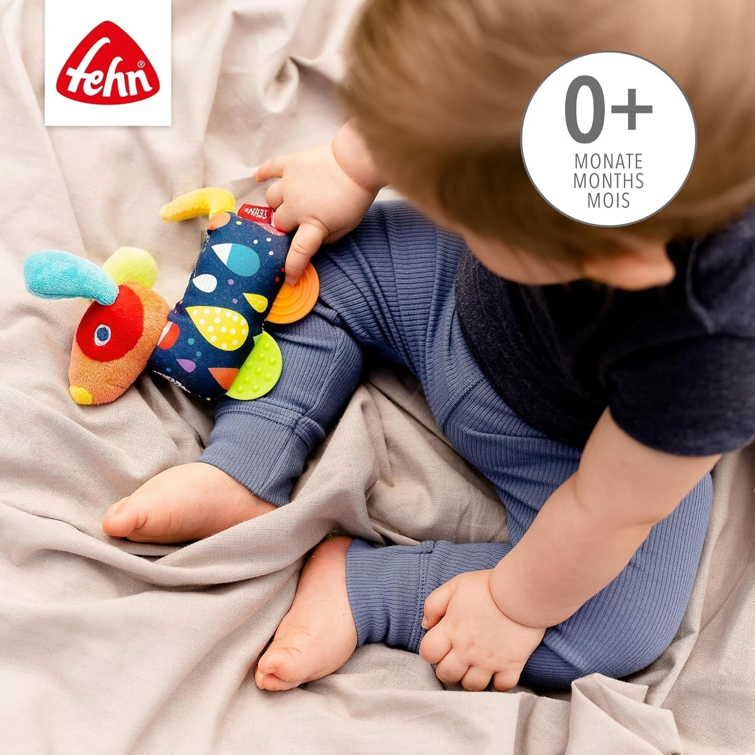 Fehn 055283 Jucărie de prindere câine cu teether COLOR Friends - Jucărie pentru copii cu clopoțel, squeaker și teether moale pentru bebeluși și copii mici de la 0+ luni - Dimensiune: 16 cm Jucarii Bebe Naty Shop