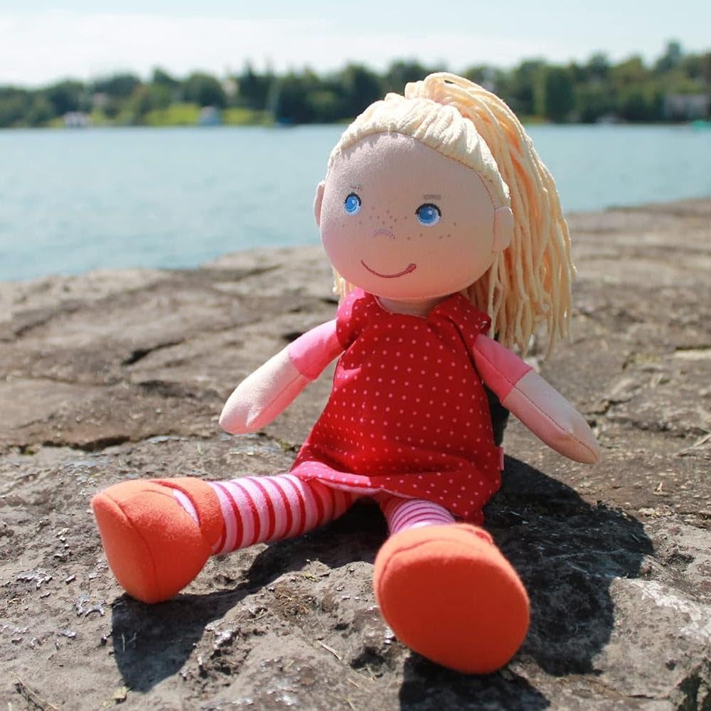 HABA 302108 - Păpușă Annelie, păpușă de cârpă cu haine și păr, 30 cm, jucărie de la 18 luni, roșu Papusi Naty Shop