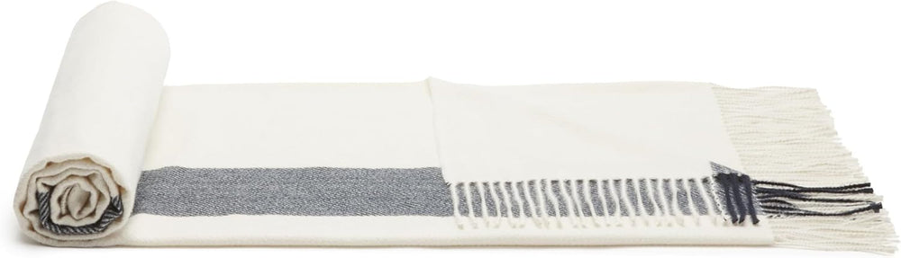 Amazon Basics Manta ligera de poliéster reciclado, manta acogedora para decoración de habitaciones, 127 x 152 cm, blanco marfil con estampado azul Camas y mantas a cuadros Besuche den Amazon Basics-Store