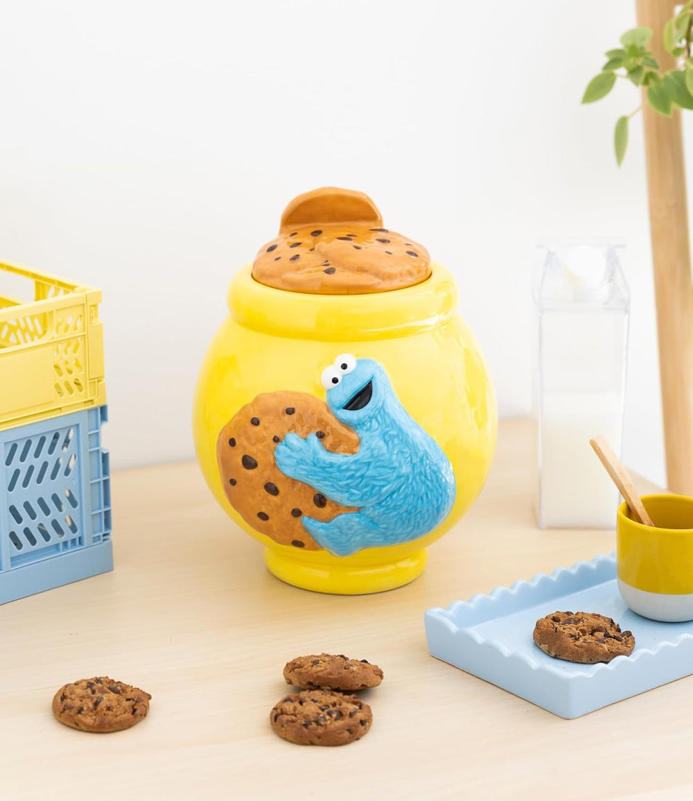 Grupo Erik borcan ceramic pentru biscuiți Sesame Street Cookie Monster - Borcan pentru biscuiți cu capac Mare 21.0 x 27.0 x 22.0 cm Borcan de depozitare cu capac Marfă oficială Sesame Street Cutii depozitare alimente Naty Shop