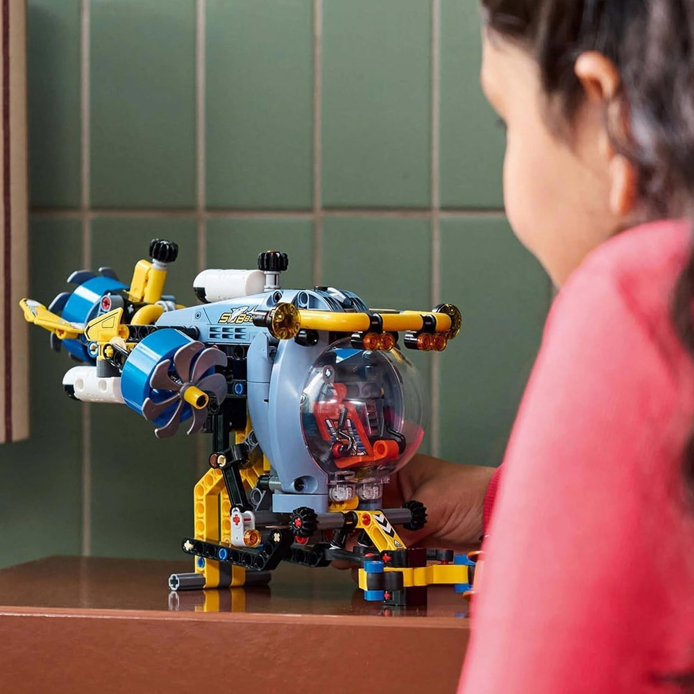 LEGO Technic Submarino Explorador de las Profundidades, Juguete de Construcción para Niños de 9 Años, Niños y Niñas, Ideas Creativas para Regalos de Cumpleaños, Vehículo para Construir con Hélices Giratorias, 42201 Juegos de Construcción Besuche den LEGO-Store