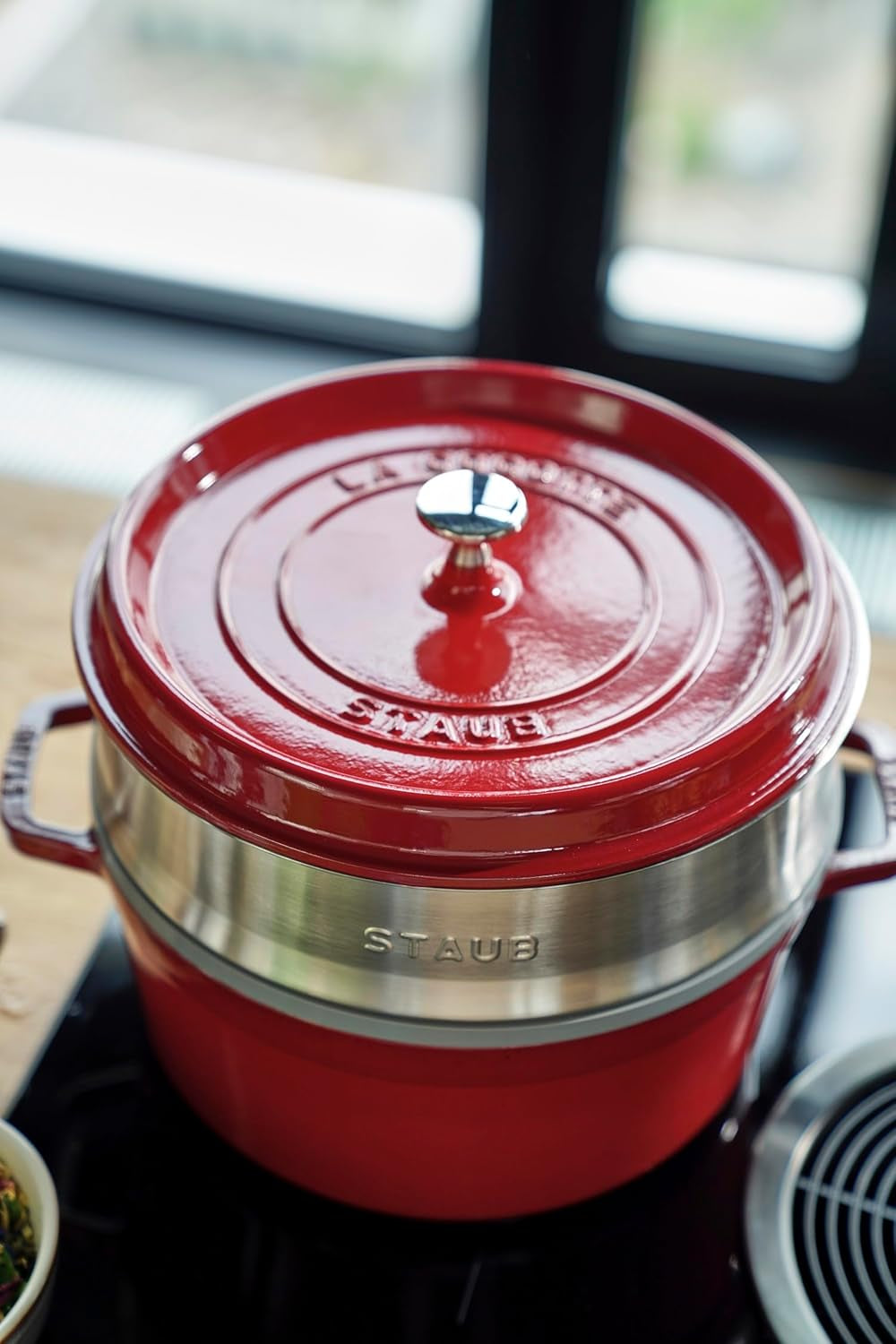 STAUB Gusseisen Bräter/Cocotte, Mit Dämpfeinsatz Aus Edelstahl, Rund 26 Cm, 5,2 L, Aromaregen Funktion Für Optimale Befeuchtung, Für Alle Herdarten Inkl. Induktion & Backofen, Kirschrot, Rot Moldes y bandejas para repostería Naty Shop