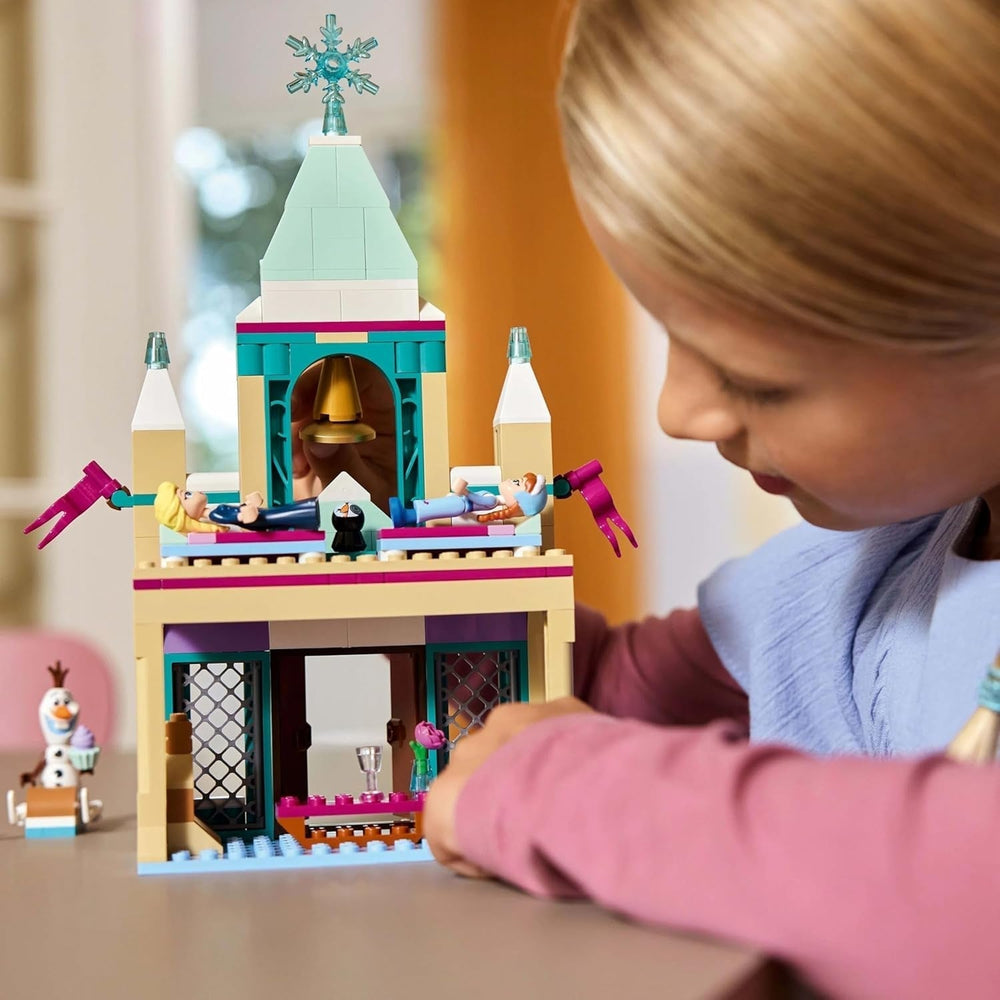 LEGO Ç€ Castillo Arendelle de Frozen de Disney, juguete de princesa con minimuñecas ELSA, Anna y Olaf y una figura de pingüino, juego de fantasía, regalo para niñas de 5 años 43265 Juegos de construcción Besuche den LEGO-Store