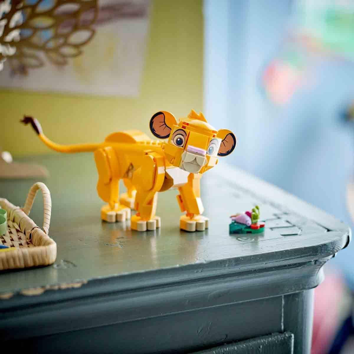 LEGO Ç€ Disney Simba, el cachorro del rey león, juguete de construcción para niños, set de juego de fantasía con la figura del león, genial idea de regalo para niñas y niños a partir de 6 años, juguete para niños 43243 Juegos de construcción Beuche den LEGO-Store