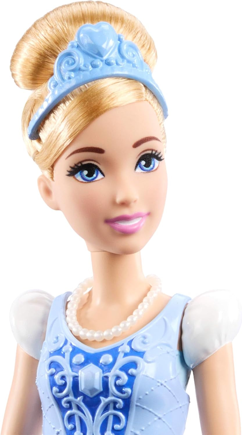 Jucării Mattel Disney Princess, păpușă Cenușăreasa la modă cu 2 ținute, 9 accesorii, 2 topuri cu clipsuri și 2 fuste. Povești 2 în 1 inspirate din filmul Disney, JCR95
