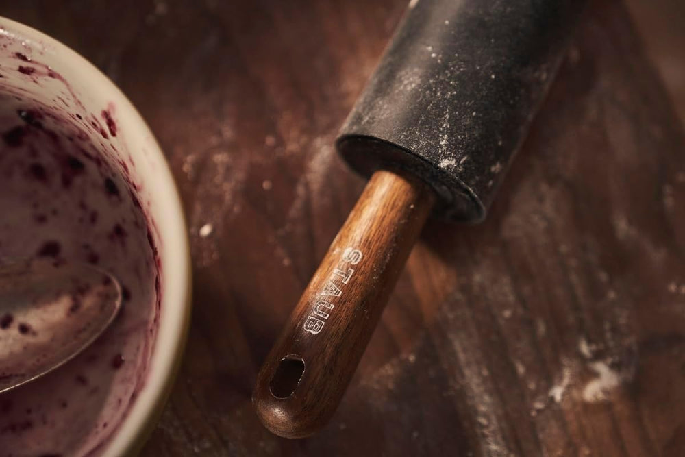 STAUB Teigroller, Nudelholz, Länge: 45 cm, Rollbreite: 26 cm, Schwarzes BPA-freies Silikon und Akazienholz, Ergonomischer Griff, Schwarzes und Braun