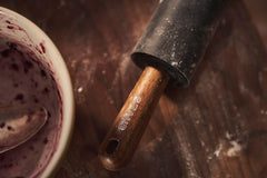 STAUB Teigroller, Nudelholz, Länge: 45 cm, Rollbreite: 26 cm, Schwarzes BPA-freies Silikon und Akazienholz, Ergonomischer Griff, Schwarzes und Braun