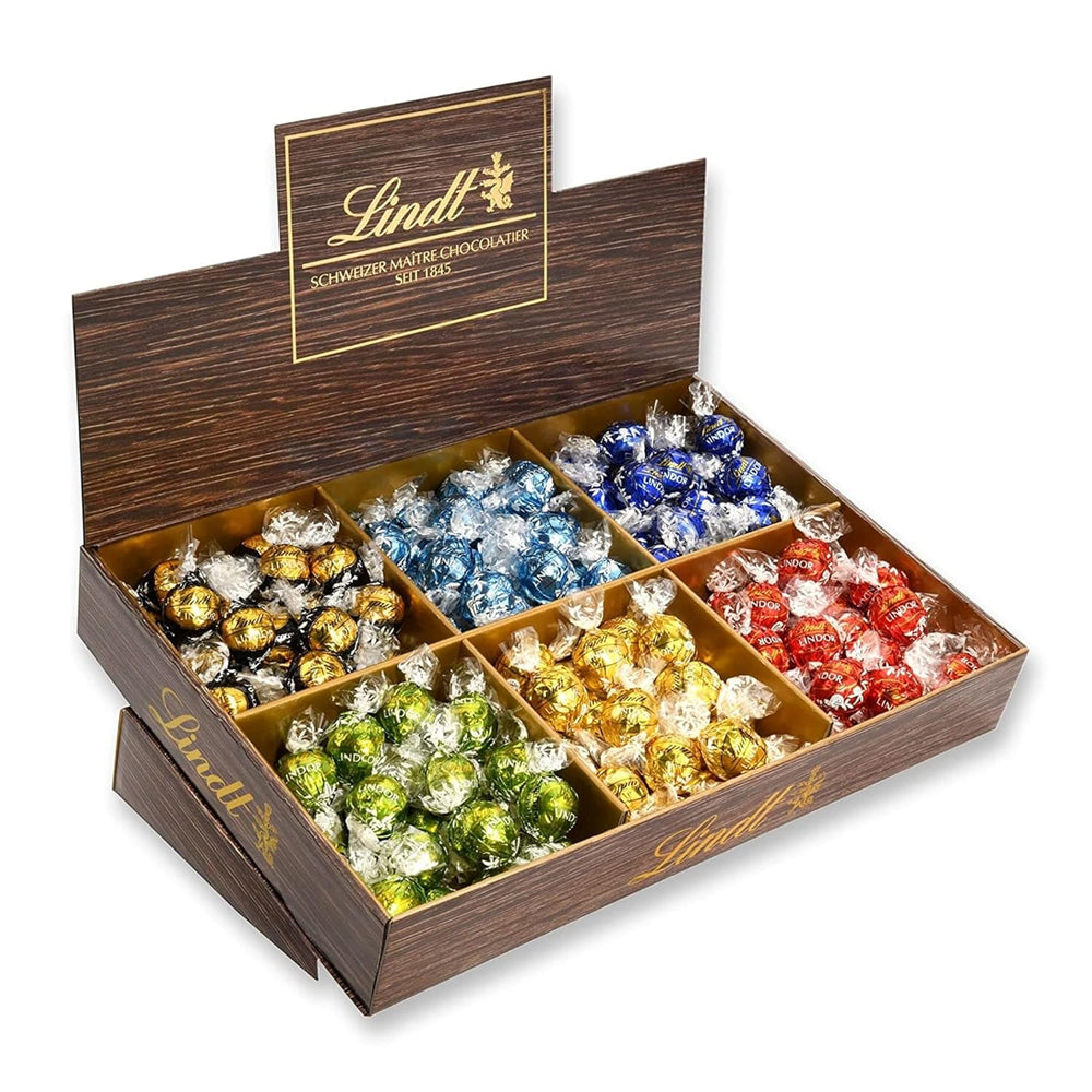 Lindt Chocolate LINDOR, Expositor de Mostrador | 1718 gramos | Aprox. 138 trufas en las variedades Leche, Negra 70%, Semi-marrón, Stracciatella, Blanca, Pistacho | Set de regalo de chocolate | Chocolate de regalo | Paquete a granel