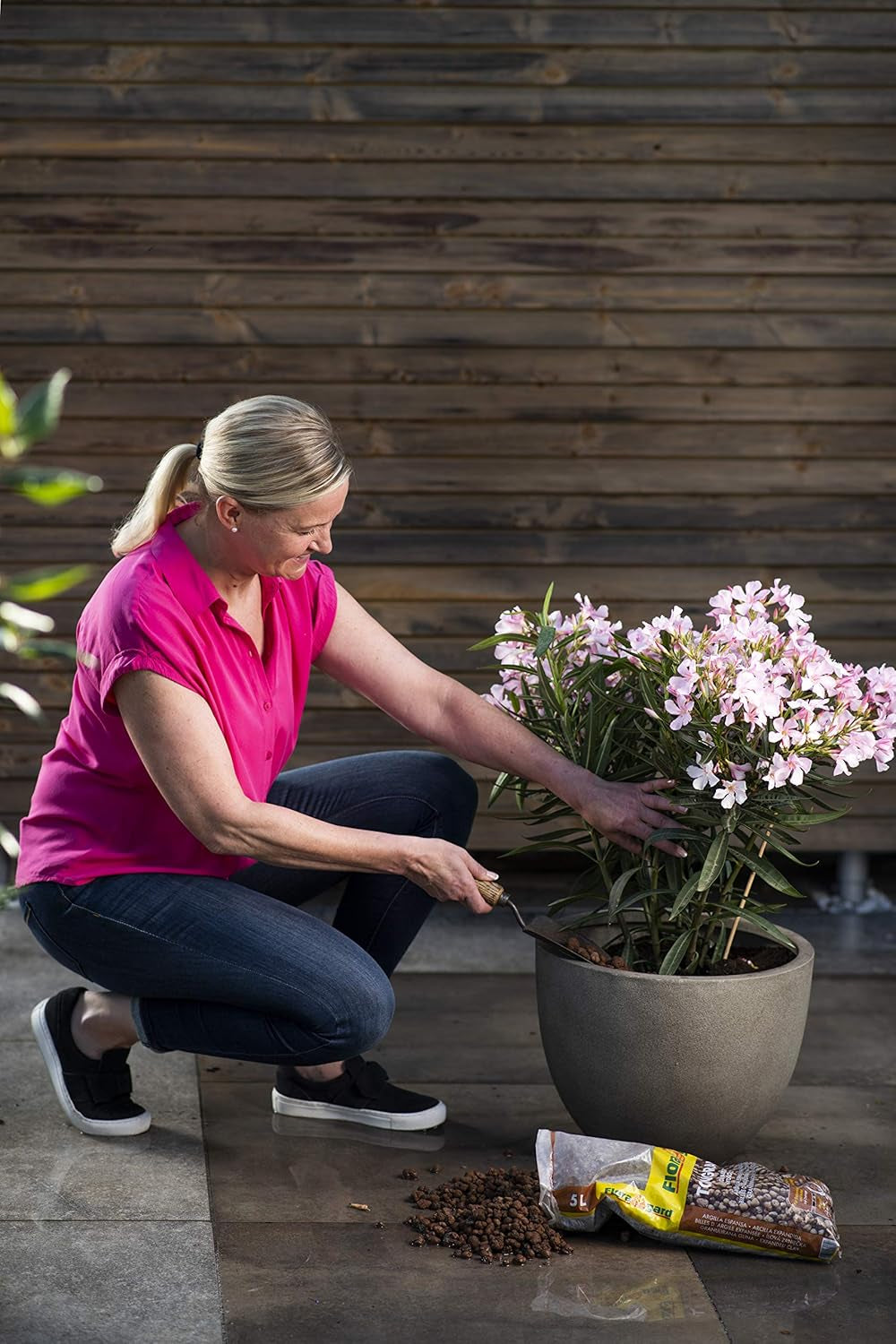 Floragard granulado de arcilla expandida 50 L - material de drenaje natural y sustrato hidropónico para macetas, tinas, plantas de interior y jardineras - previene la acumulación de agua, asegura una buena aireación