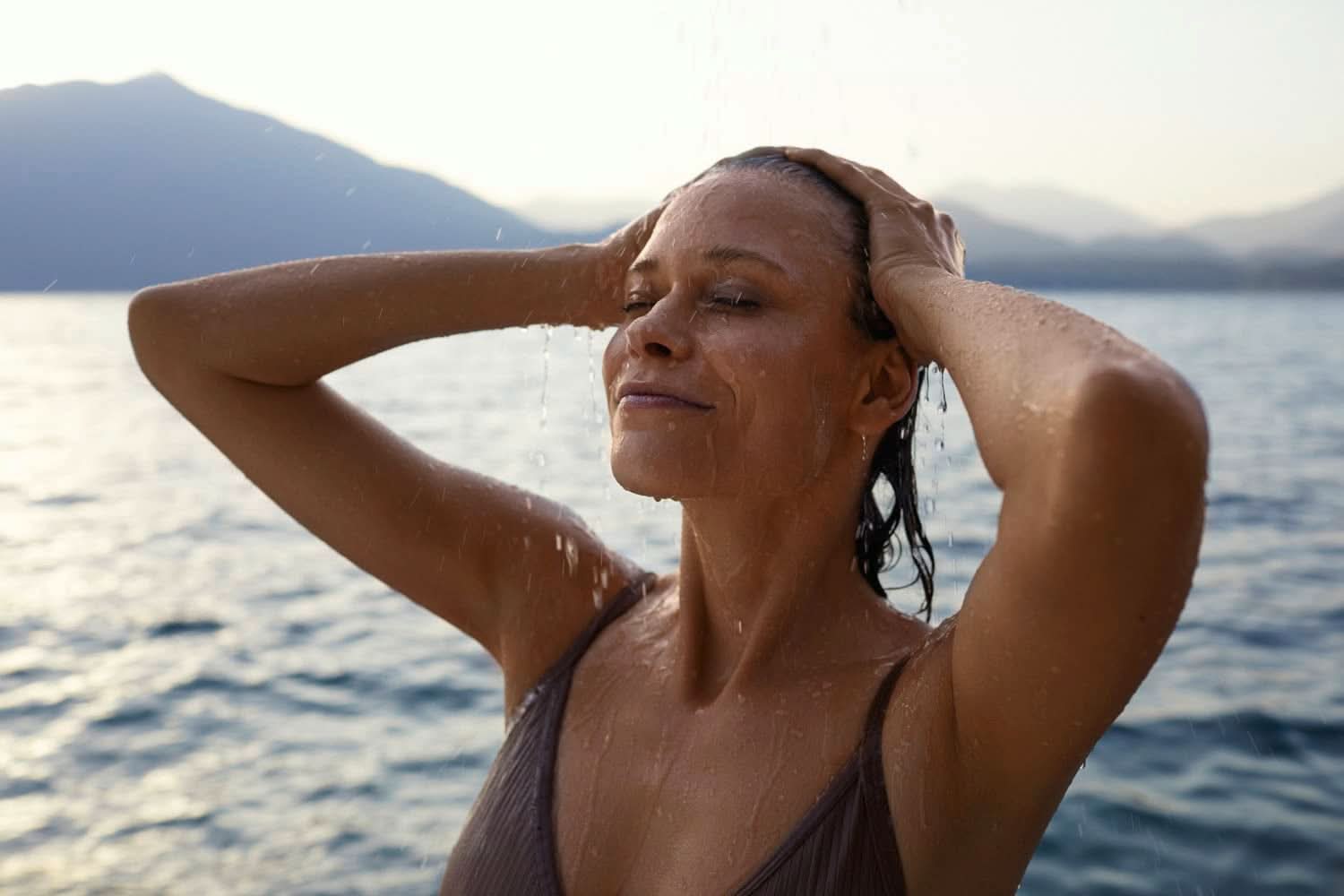 Kneipp Aroma, gel de ducha aromático con extractos naturales de arándano, malva y aceite nutritivo natural, 200 ml Ducha y baño Naty Shop